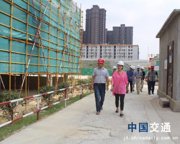 南昌市質(zhì)監(jiān)站領(lǐng)導(dǎo)蒞臨象湖隧道、九洲高架安置房項(xiàng)目檢查指導(dǎo)工作